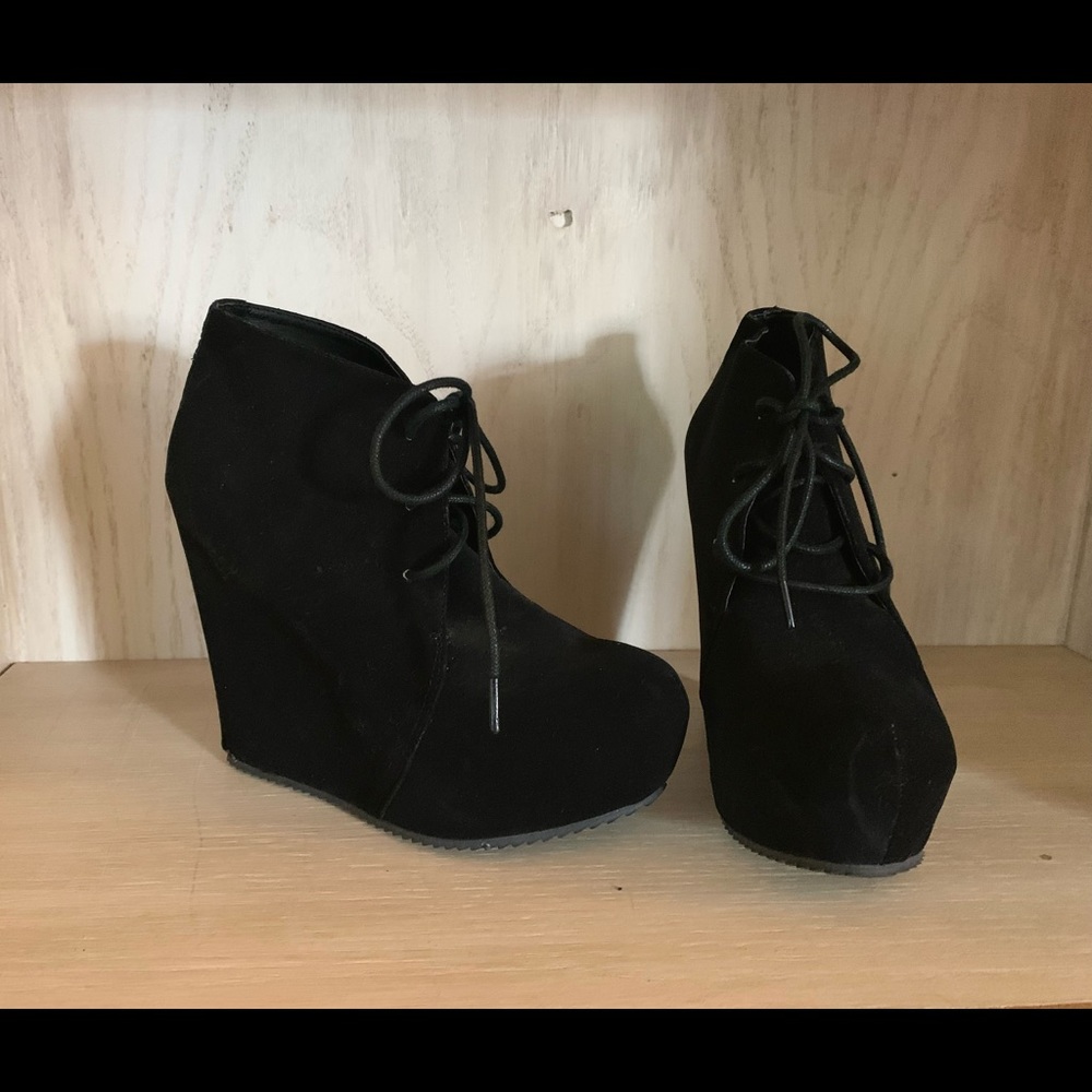 Cute wedge ankle booties size 6